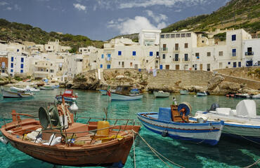 Сицилия - это крупнейший остров в Средиземном море, который практически прикасается к подошве итальянского «сапожка» и омывается тремя морями: Тирренским, Ионическим и Средиземным.